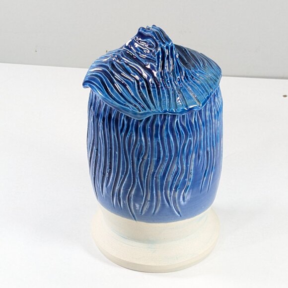 Handmade carved pottery storage jar in blue and white - Picture 2 of 12